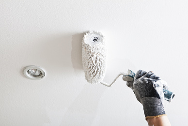 Faire repeindre le plafond de son salon par un artisan peintre à Pissos